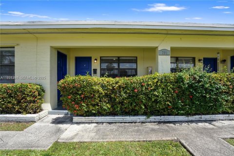 Villa ou maison à louer à Deerfield Beach, Floride: 2 chambres, 217.21 m2 № 1990100 - photo 3