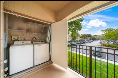 Condo in Pembroke Pines, Florida, 2 bedrooms  № 1998394 - photo 6