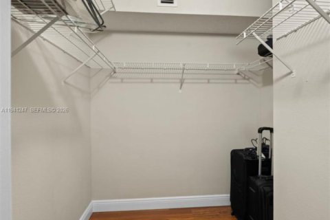 Condo in Pembroke Pines, Florida, 2 bedrooms  № 1998394 - photo 11