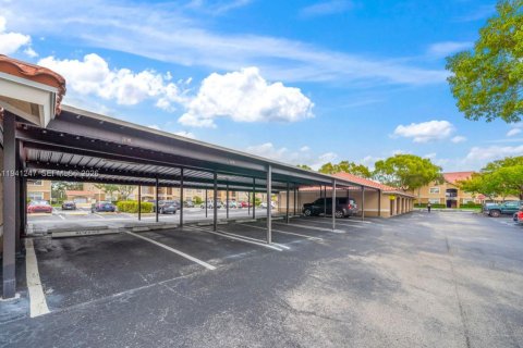 Condo in Pembroke Pines, Florida, 2 bedrooms  № 1998394 - photo 13