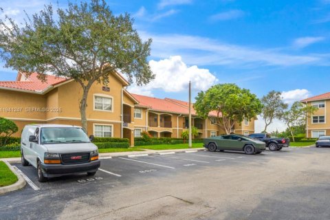 Condo in Pembroke Pines, Florida, 2 bedrooms  № 1998394