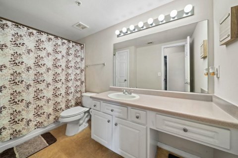 Condo in Pembroke Pines, Florida, 2 bedrooms  № 1998394 - photo 12