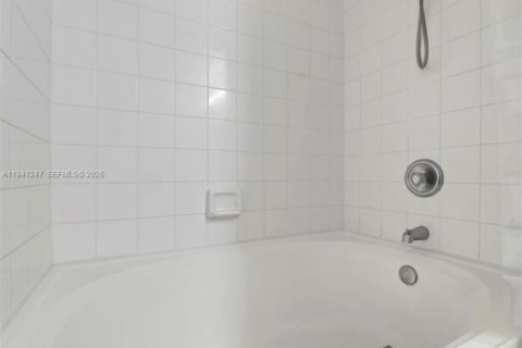 Condo in Pembroke Pines, Florida, 2 bedrooms  № 1998394 - photo 10