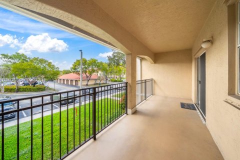 Condo in Pembroke Pines, Florida, 2 bedrooms  № 1998394 - photo 5