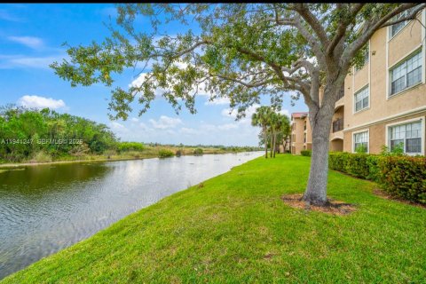 Condo in Pembroke Pines, Florida, 2 bedrooms  № 1998394 - photo 15