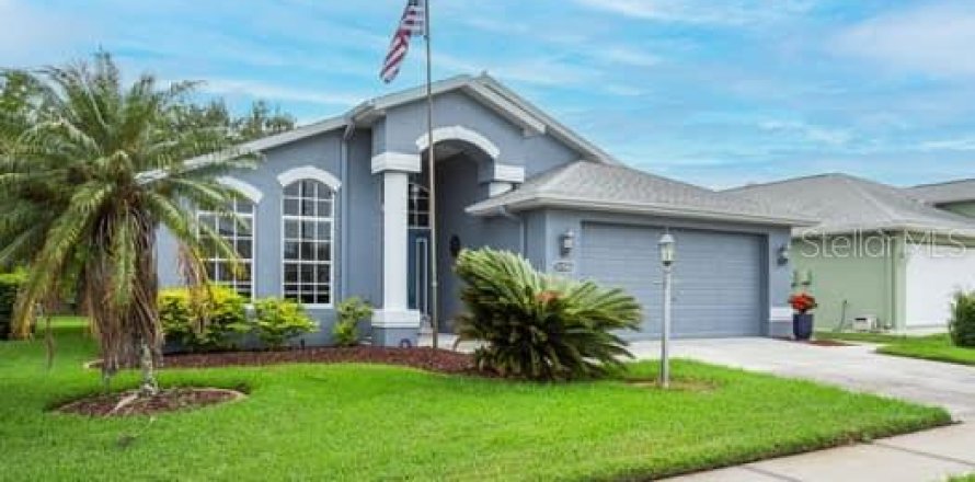 House in New Port Richey, Florida 3 bedrooms, 150.97 sq.m. № 1911660