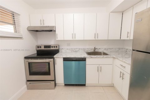 Copropriété à louer à Sunrise, Floride: 2 chambres, 87.7 m2 № 2365699 - photo 2