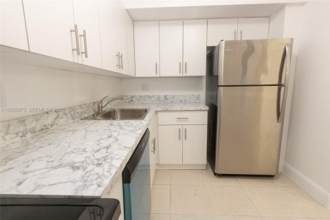 Copropriété à louer à Sunrise, Floride: 2 chambres, 87.7 m2 № 2365699 - photo 4