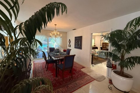 House in Palmetto Bay, Florida 5 bedrooms, 267.56 sq.m. № 2033395 - photo 7