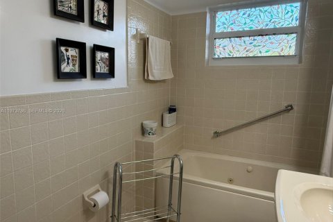 House in Palmetto Bay, Florida 5 bedrooms, 267.56 sq.m. № 2033395 - photo 22