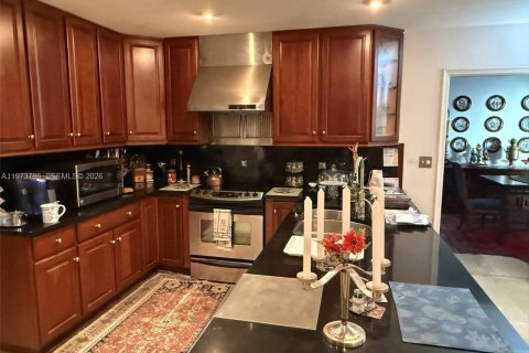 House in Palmetto Bay, Florida 5 bedrooms, 267.56 sq.m. № 2033395 - photo 12