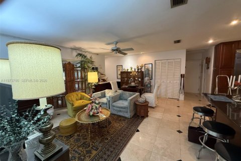 House in Palmetto Bay, Florida 5 bedrooms, 267.56 sq.m. № 2033395 - photo 8