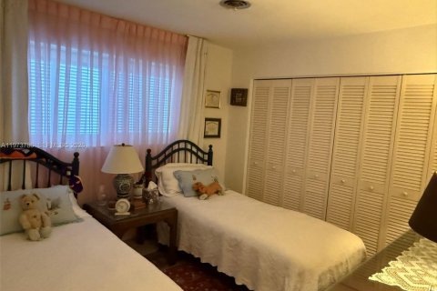 House in Palmetto Bay, Florida 5 bedrooms, 267.56 sq.m. № 2033395 - photo 23