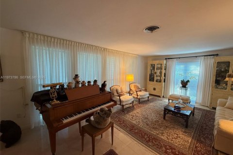 House in Palmetto Bay, Florida 5 bedrooms, 267.56 sq.m. № 2033395 - photo 3