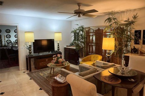 House in Palmetto Bay, Florida 5 bedrooms, 267.56 sq.m. № 2033395 - photo 10