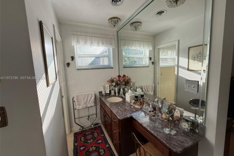 House in Palmetto Bay, Florida 5 bedrooms, 267.56 sq.m. № 2033395 - photo 17