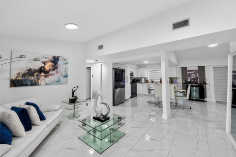 Купить виллу или дом в Майами-Гарденс, Флорида 3 спальни, 131.55м2, № 2050514 - фото 2