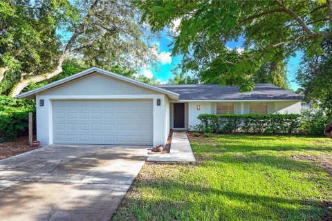 House in Lutz, Florida 3 bedrooms, 147.16 sq.m. № 1885571 - photo 1
