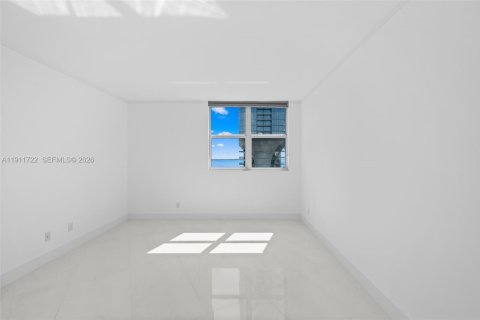 Condo in Miami, Florida, 2 bedrooms  № 2082293 - photo 24