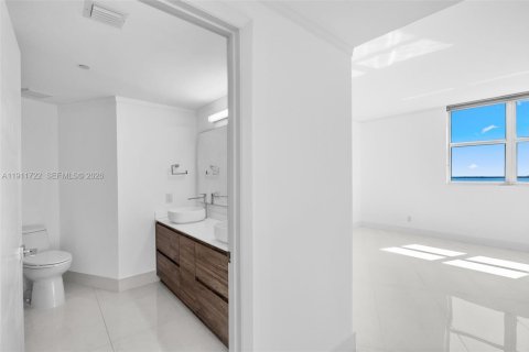 Condo in Miami, Florida, 2 bedrooms  № 2082293 - photo 22