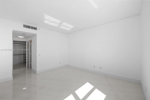 Condo in Miami, Florida, 2 bedrooms  № 2082293 - photo 25