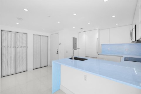 Condo in Miami, Florida, 2 bedrooms  № 2082293 - photo 17