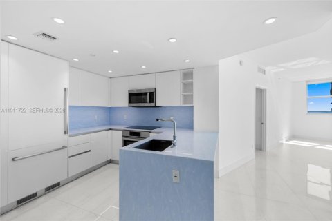 Condo in Miami, Florida, 2 bedrooms  № 2082293 - photo 16