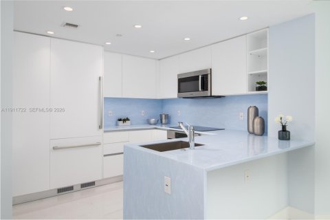 Condo in Miami, Florida, 2 bedrooms  № 2082293 - photo 13