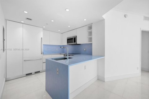 Condo in Miami, Florida, 2 bedrooms  № 2082293 - photo 14