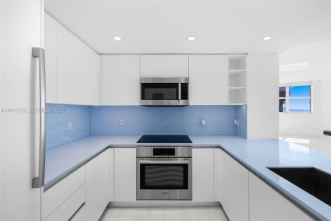Condo in Miami, Florida, 2 bedrooms  № 2082293 - photo 12