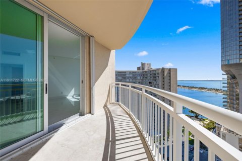 Condo in Miami, Florida, 2 bedrooms  № 2082293 - photo 11