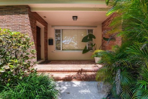 Villa ou maison à vendre à Coral Gables, Floride: 3 chambres, 235.88 m2 № 2066364 - photo 5