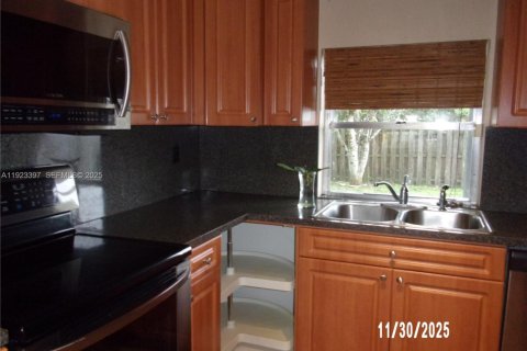 Villa ou maison à vendre à Pembroke Pines, Floride: 3 chambres, 108.14 m2 № 1977368 - photo 2