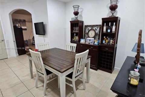 Townhouse in Cutler Bay, Florida 4 bedrooms, 141.49 sq.m. № 1895747 - photo 7