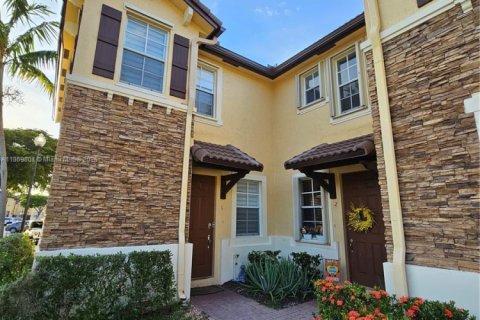 Townhouse in Cutler Bay, Florida 4 bedrooms, 141.49 sq.m. № 1895747 - photo 1