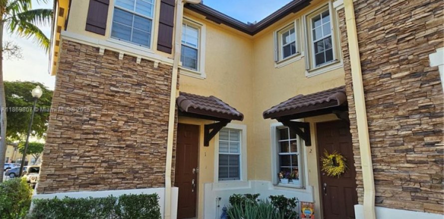Townhouse in Cutler Bay, Florida 4 bedrooms, 141.49 sq.m. № 1895747