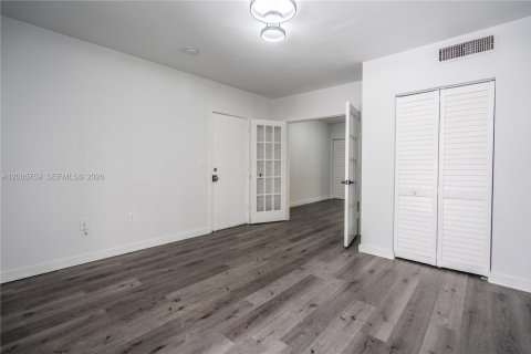 Снять в аренду квартиру в Майами-Бич, Флорида 41.81м2, № 2247728 - фото 4