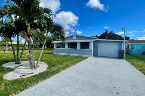 House in West Palm Beach, Florida 2 bedrooms, 71.35 sq.m. № 1775969 - photo 1