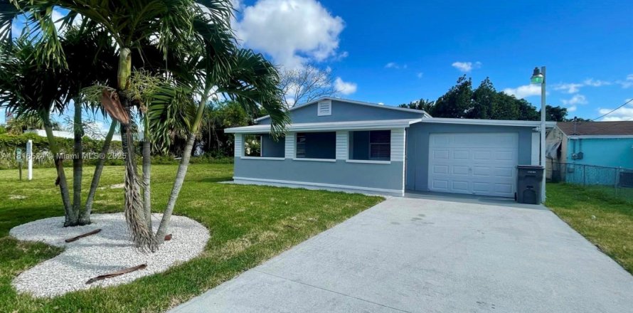 House in West Palm Beach, Florida 2 bedrooms, 71.35 sq.m. № 1775969