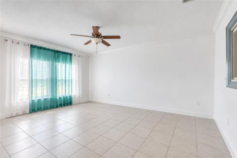 House in Apopka, Florida 3 bedrooms, 189.8 sq.m. № 2422771 - photo 13