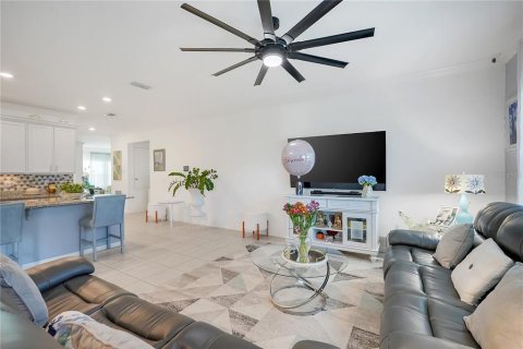 House in Apopka, Florida 3 bedrooms, 189.8 sq.m. № 2422771 - photo 14