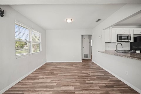 Casa en alquiler en Saint Petersburg, Florida, 2 dormitorios, 73.21 m2 № 2148932 - foto 3