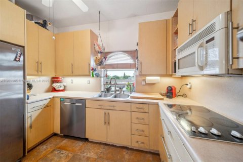 Condo in Surfside, Florida, 3 bedrooms  № 1954264 - photo 19