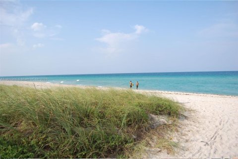 Condo in Surfside, Florida, 3 bedrooms  № 1954264 - photo 29