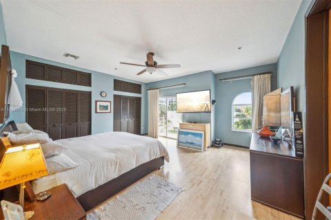 Condo in Surfside, Florida, 3 bedrooms  № 1954264 - photo 20