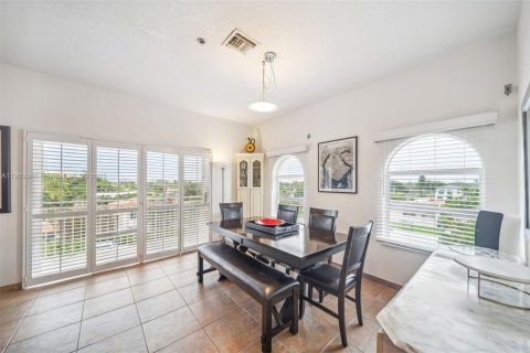 Condo in Surfside, Florida, 3 bedrooms  № 1954264 - photo 8