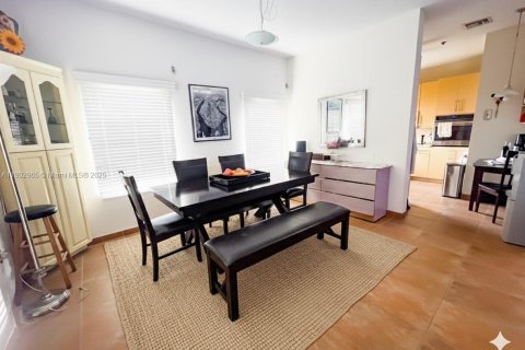 Condo in Surfside, Florida, 3 bedrooms  № 1954264 - photo 11