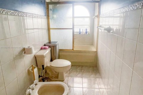 Condo in Surfside, Florida, 3 bedrooms  № 1954264 - photo 12