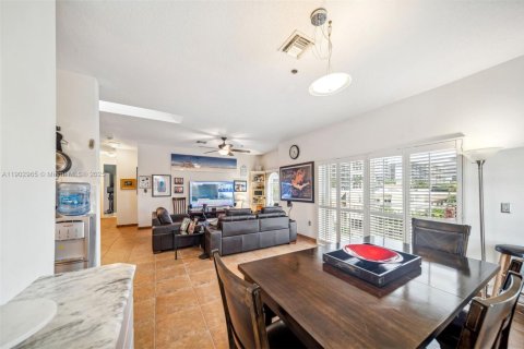 Condo in Surfside, Florida, 3 bedrooms  № 1954264 - photo 9