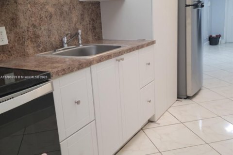 Condo in North Miami Beach, Florida, 2 bedrooms  № 1587016 - photo 4